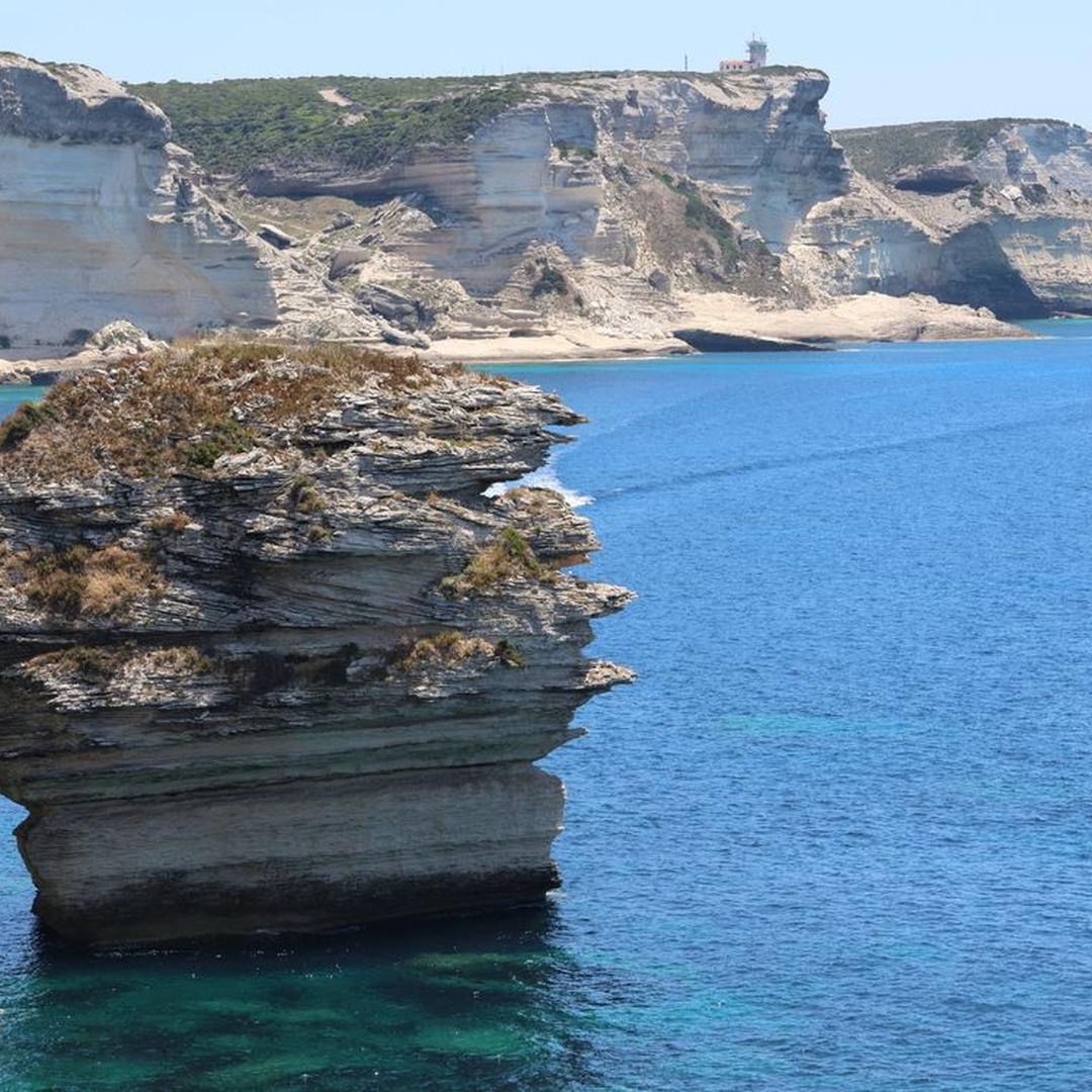Falaises calcaires méditerranéennes au-dessus d'une eau turquoise