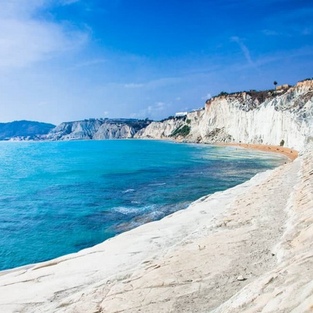 Plage méditerranéenne aux eaux turquoise